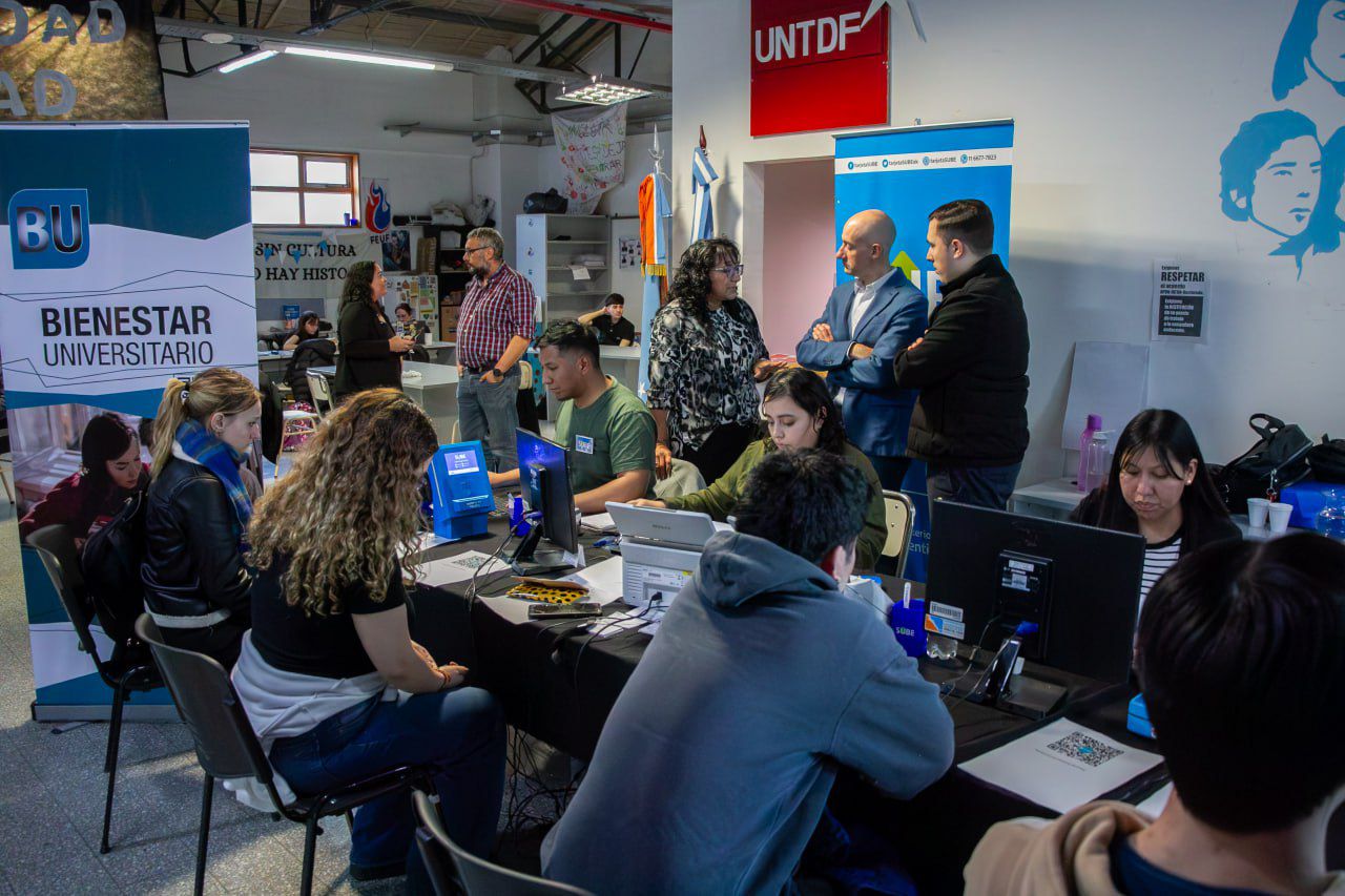 Acercan beneficios a estudiantes de la UNTDF