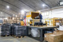 EL MUNICIPIO LLEVA ADELANTE LA TRITURACION DE CUBIERTAS PARA ENVIO AL CONTINENTE
