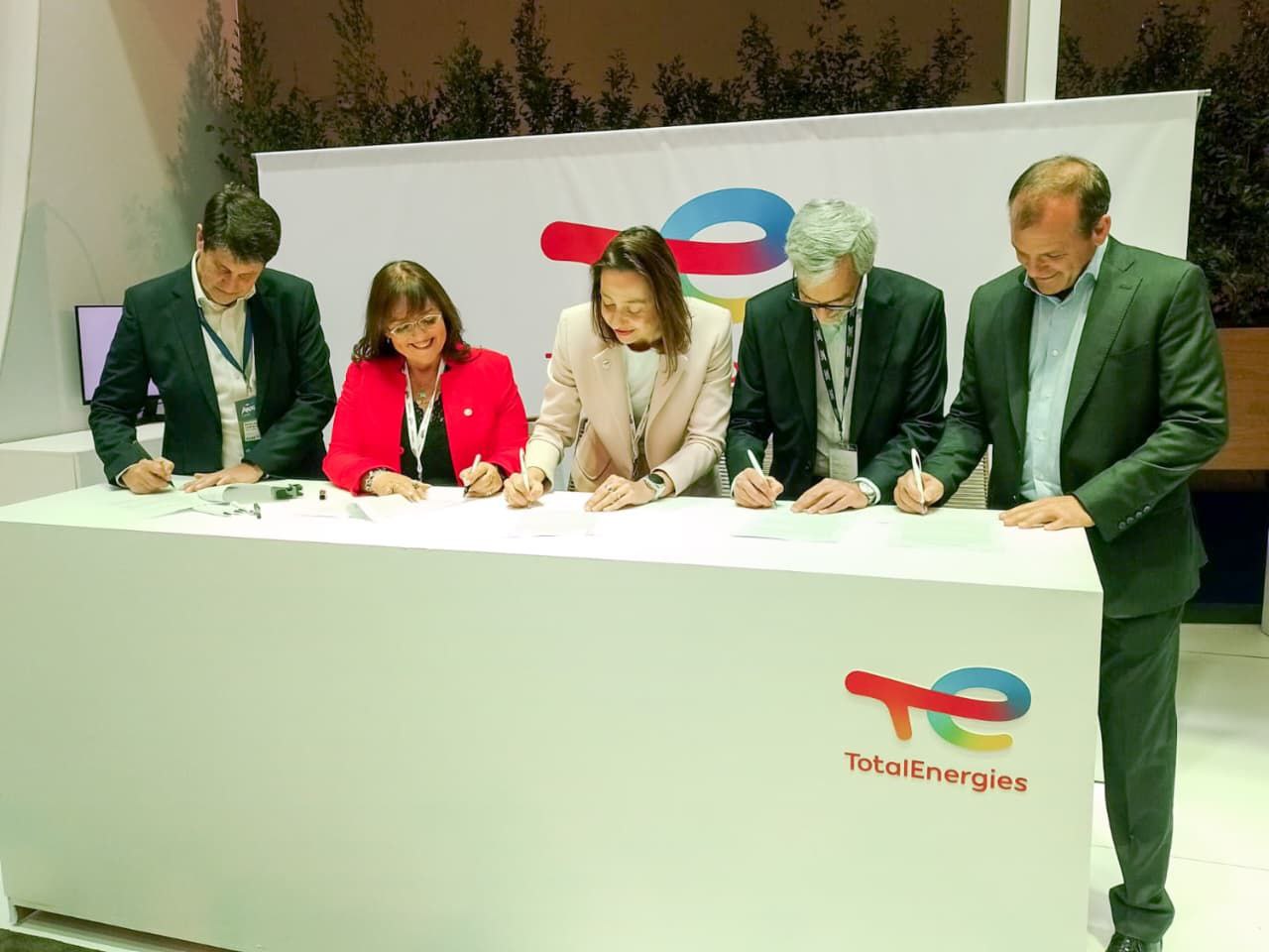 Acuerdan una millonaria inversión social con empresas de hidrocarburos