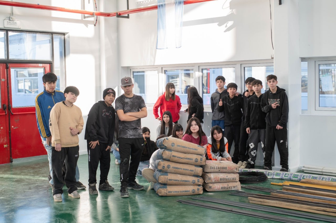 Entregan materiales a colegios tecnicos de Río Grande