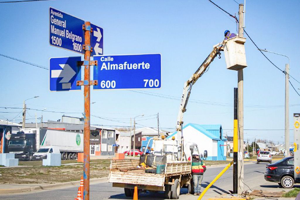 Instalan nuevos semáforos en distintos puntos de Río Grande