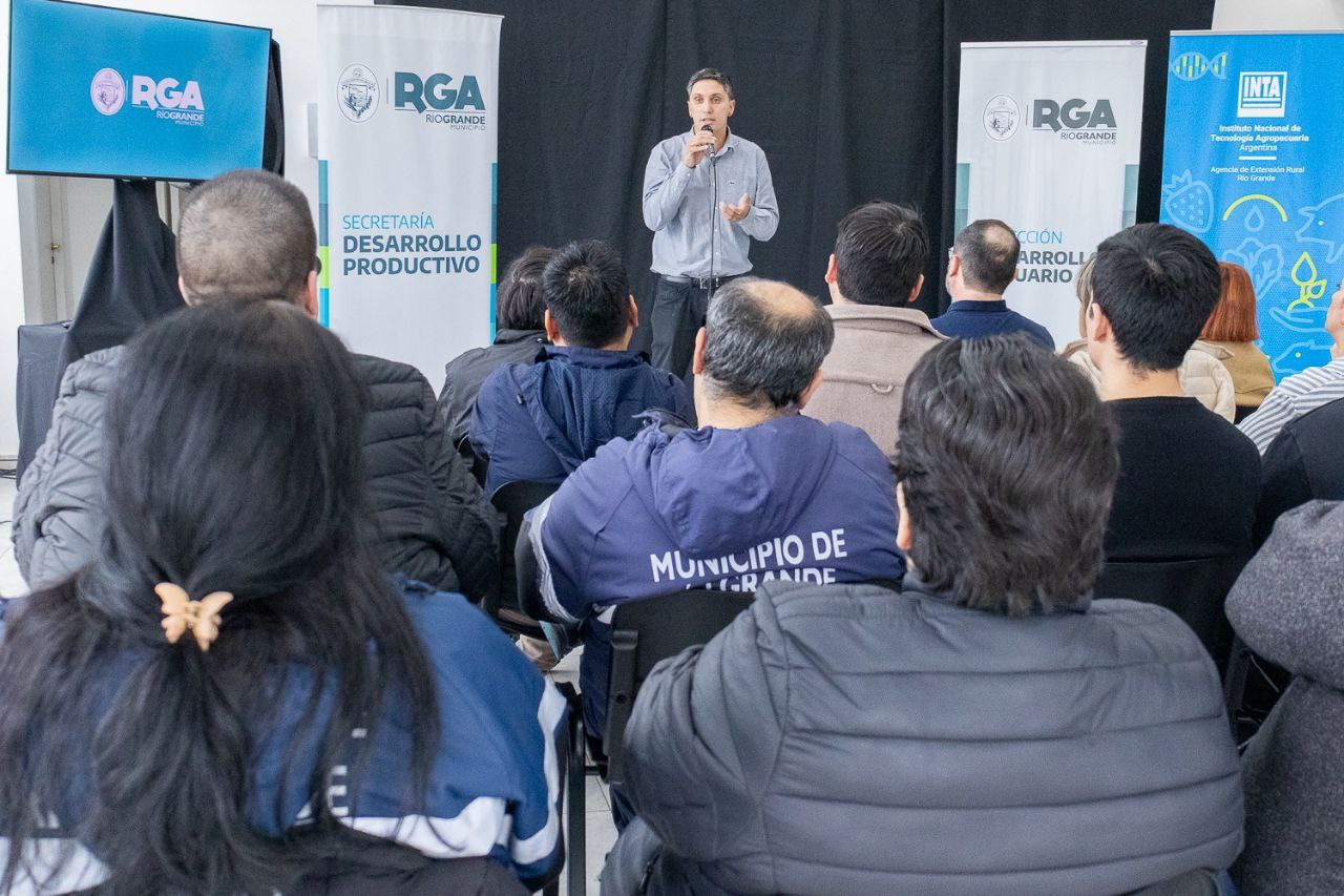 Productores reciben el sello avícola municipal