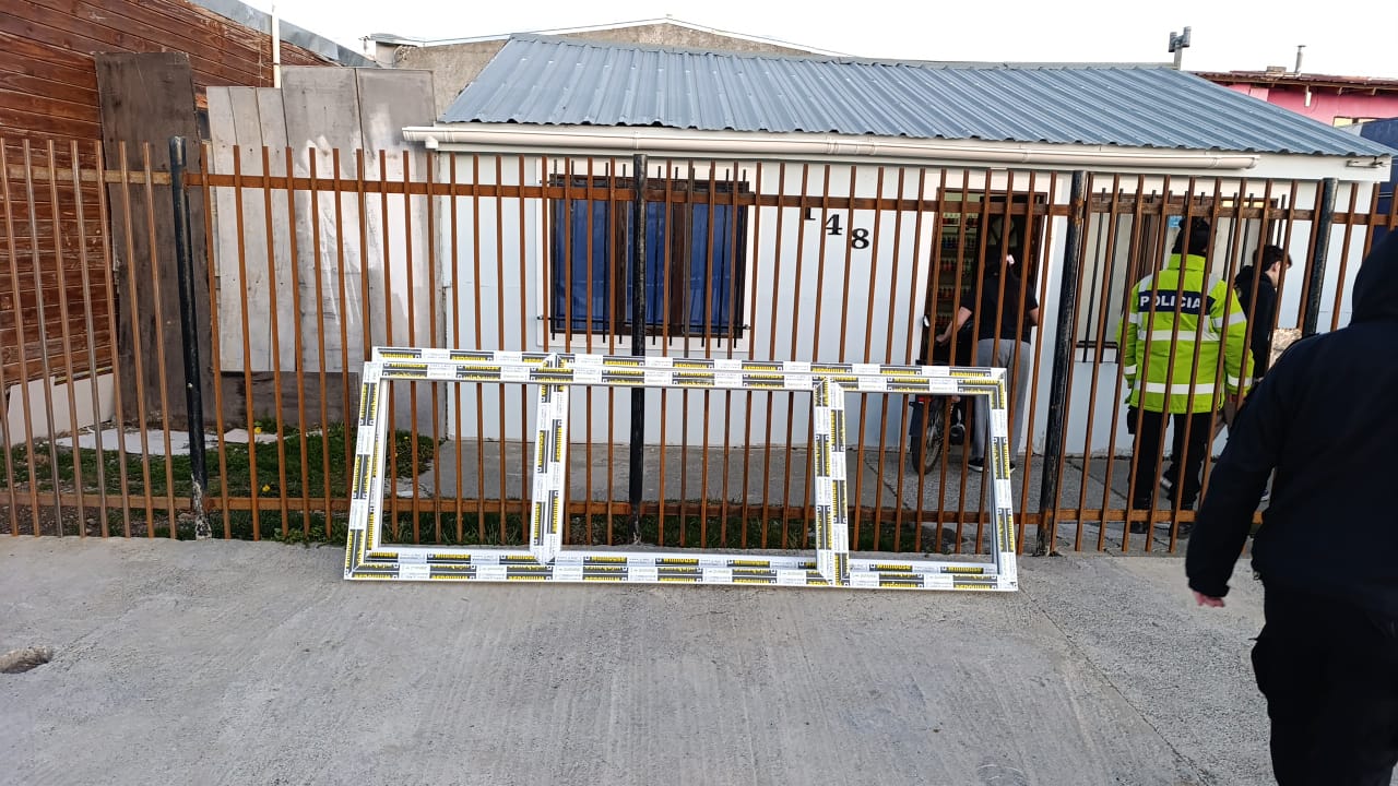 Detenido por robar puertas y ventanas de PVC