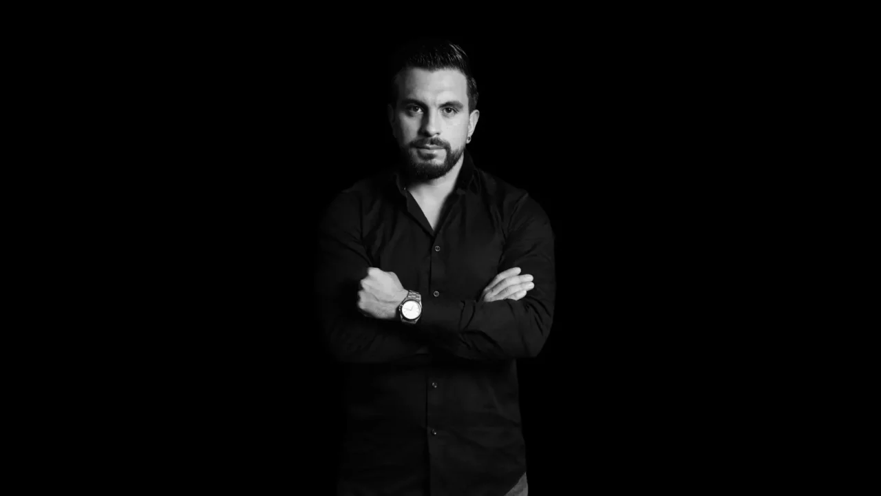 Alejandro Sosa lidera una red de mercadeo en Ecuador, con emprendedores en capacitación y enfoque digital del grupo Los Números 1 orientado a ingresos diarios.