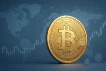 Moneda de Bitcoin dorada sobre mapa mundial azul con velas financieras en segundo plano