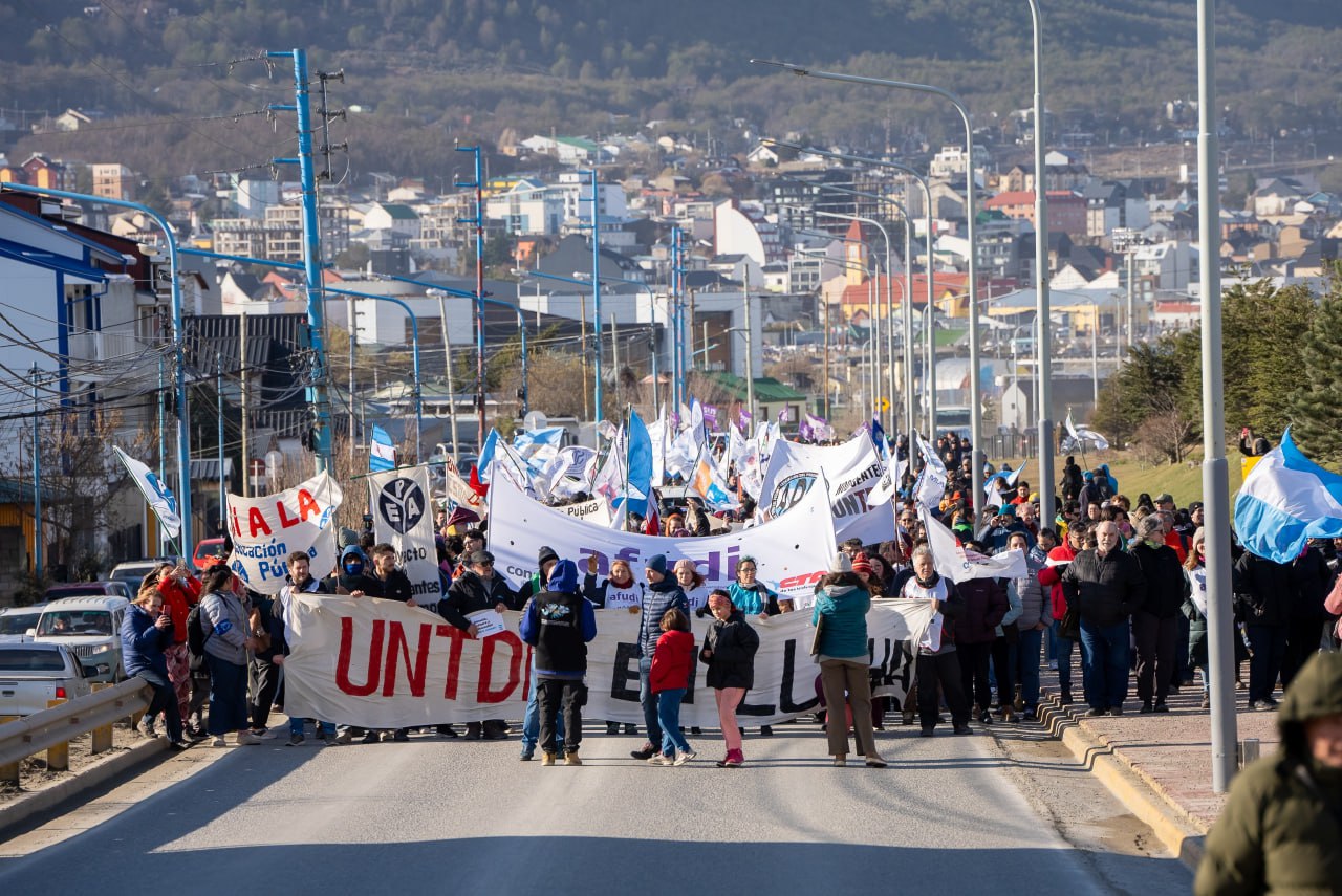 Los fueguinos marcharon en defensa de la universidad pública