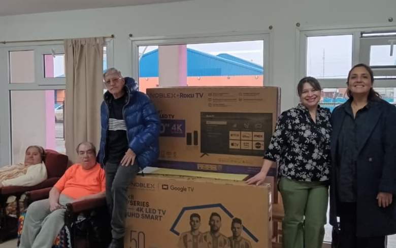Donación sorpresa de dos televisores para la Residencia de Adultos Mayores