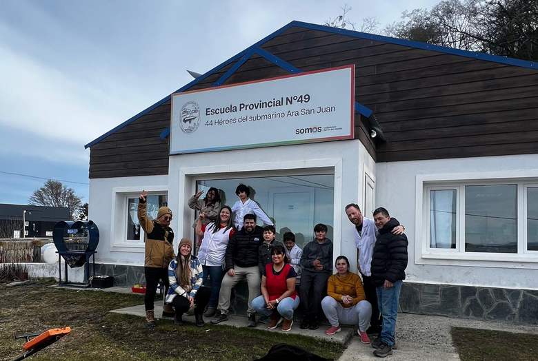 Visitas importantes y regalos para la escuela de Almanza