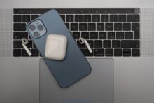 iPhone apoyado sobre Macbook