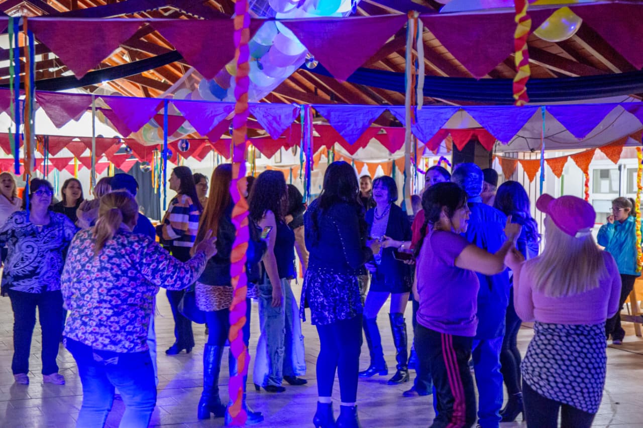 Personas mayores disfrutaron de un encuentro con baile y emoción