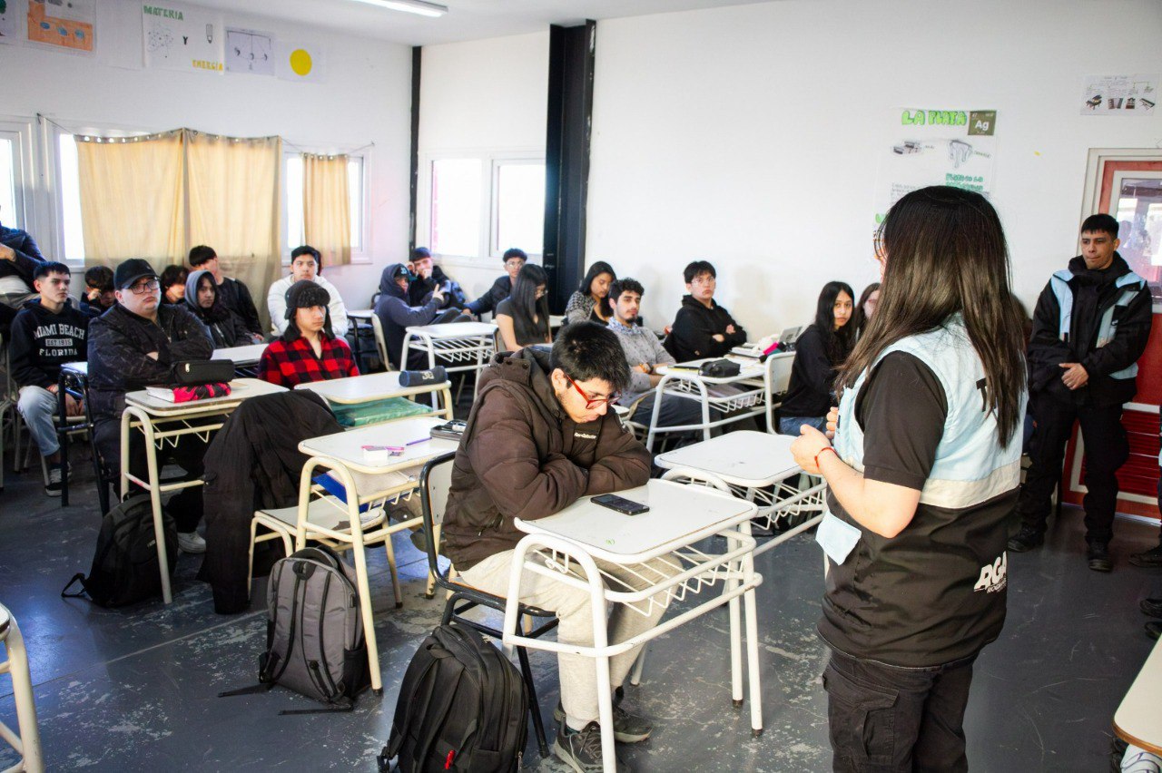 Estudiantes del colegio Guevara acceden a la licencia de conducir