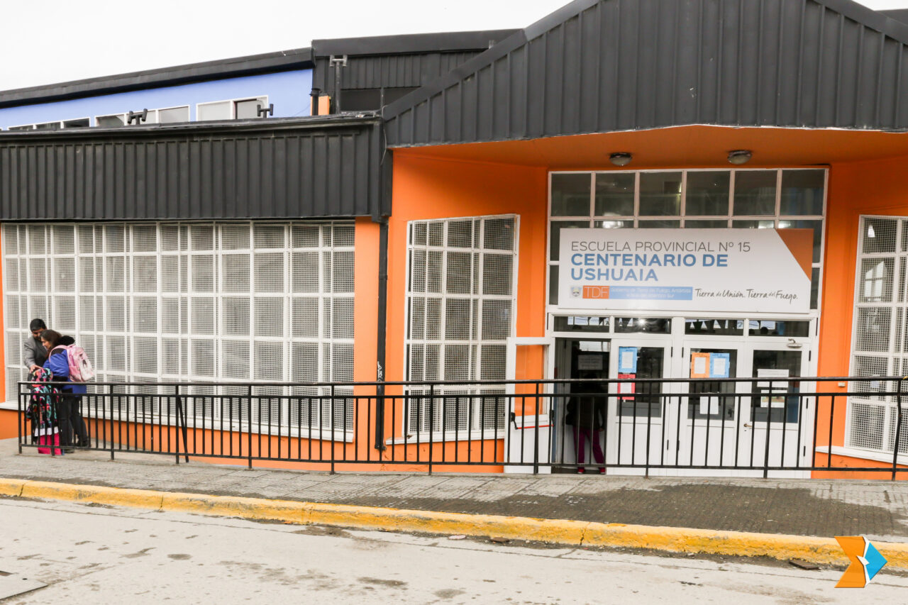 Violentaron el vehículo de una maestra de la Escuela N° 15 «Centenario de Ushuaia»