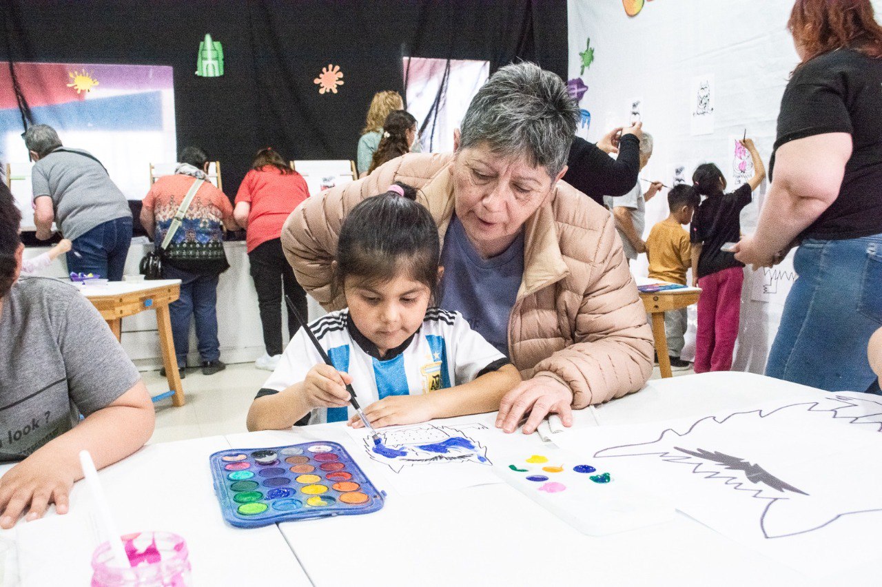Infancias y adultos mayores compartieron una jornada de juegos y arte