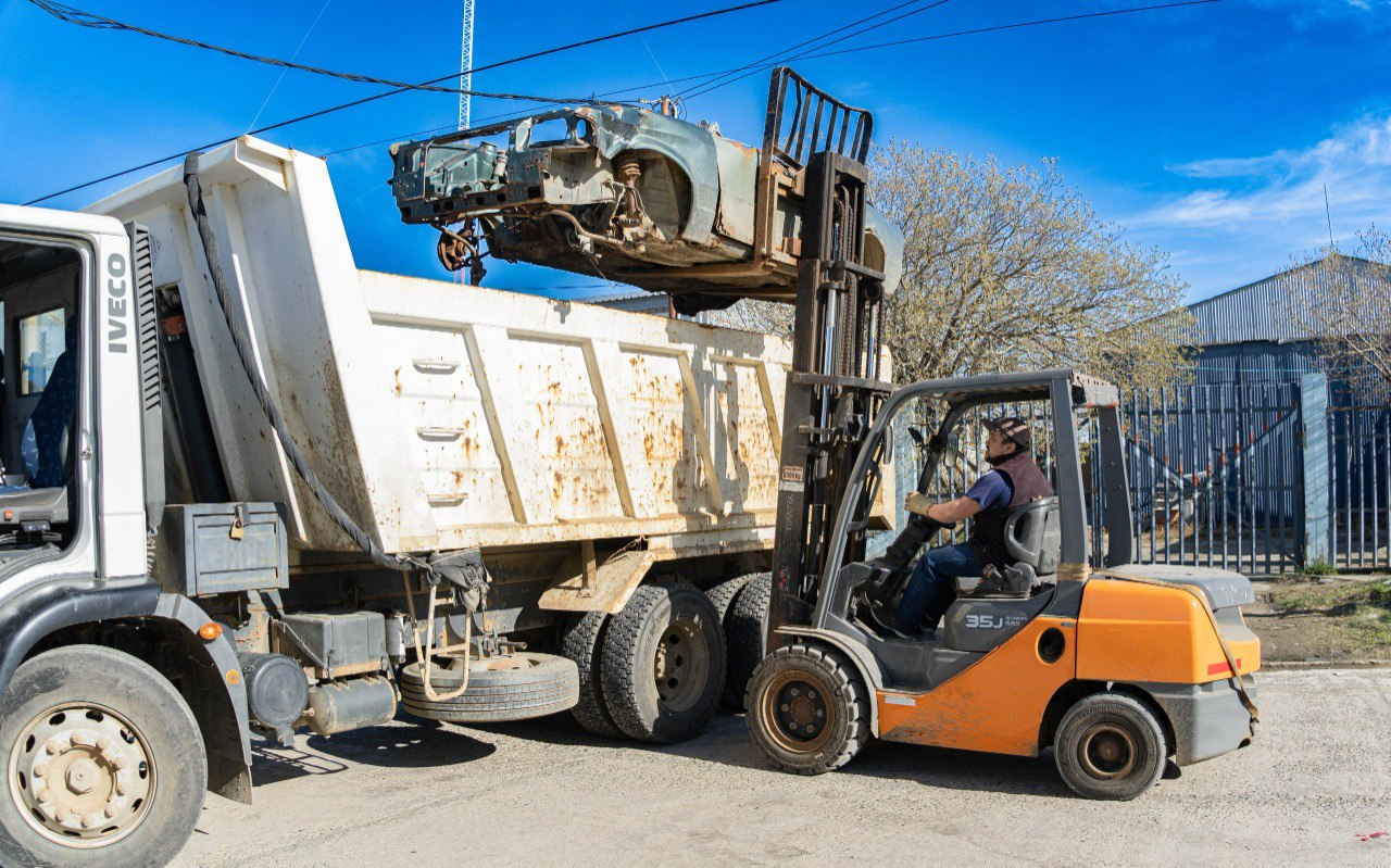 El Municipio retira chatarra y vehículos en desuso
