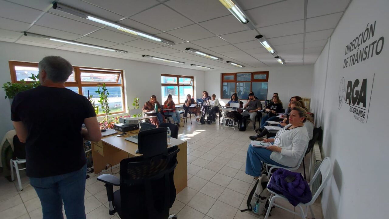 Docentes universitarios en el seminario de evaluación de los aprendizajes