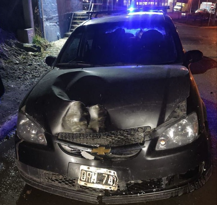 Un joven, sin licencia para conducir, chocó contra un poste de luz