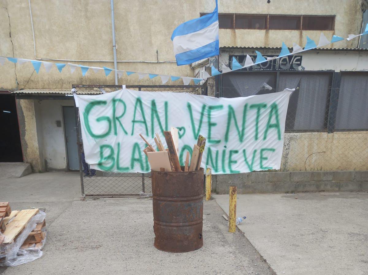 Cierre sorpresivo de Blanco Nieve deja a 35 trabajadores sin acceso a la fábrica