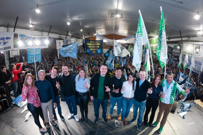 Martín Perez acompañó a Gastón Díaz en el cierre de campaña, frente a una multitud en Tolhuin