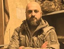 Retrato de Lado Gamsakhurdia con chaqueta táctica, nuevo ministro de Defensa de Georgia