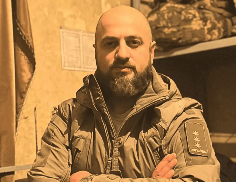 Retrato de Lado Gamsakhurdia con chaqueta táctica, nuevo ministro de Defensa de Georgia