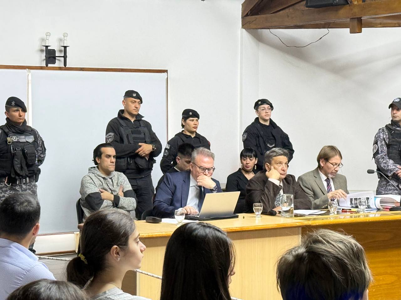 Condenan a tres personas por el incendio de una camioneta con bombas molotov