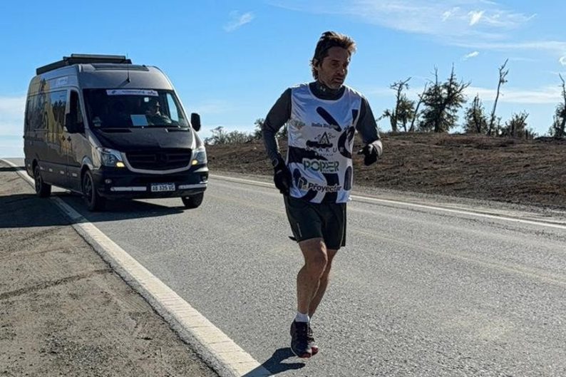 Federico Sciurano pasó por Tolhuin en la tercera jornada de la ultra maratón solidaria