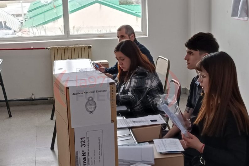 Más de un tercio de los electores votaron hasta el mediodía en la provincia