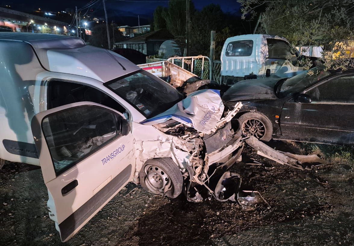 Una Fiorino perdió el control e impactó contra varios autos en Ushuaia