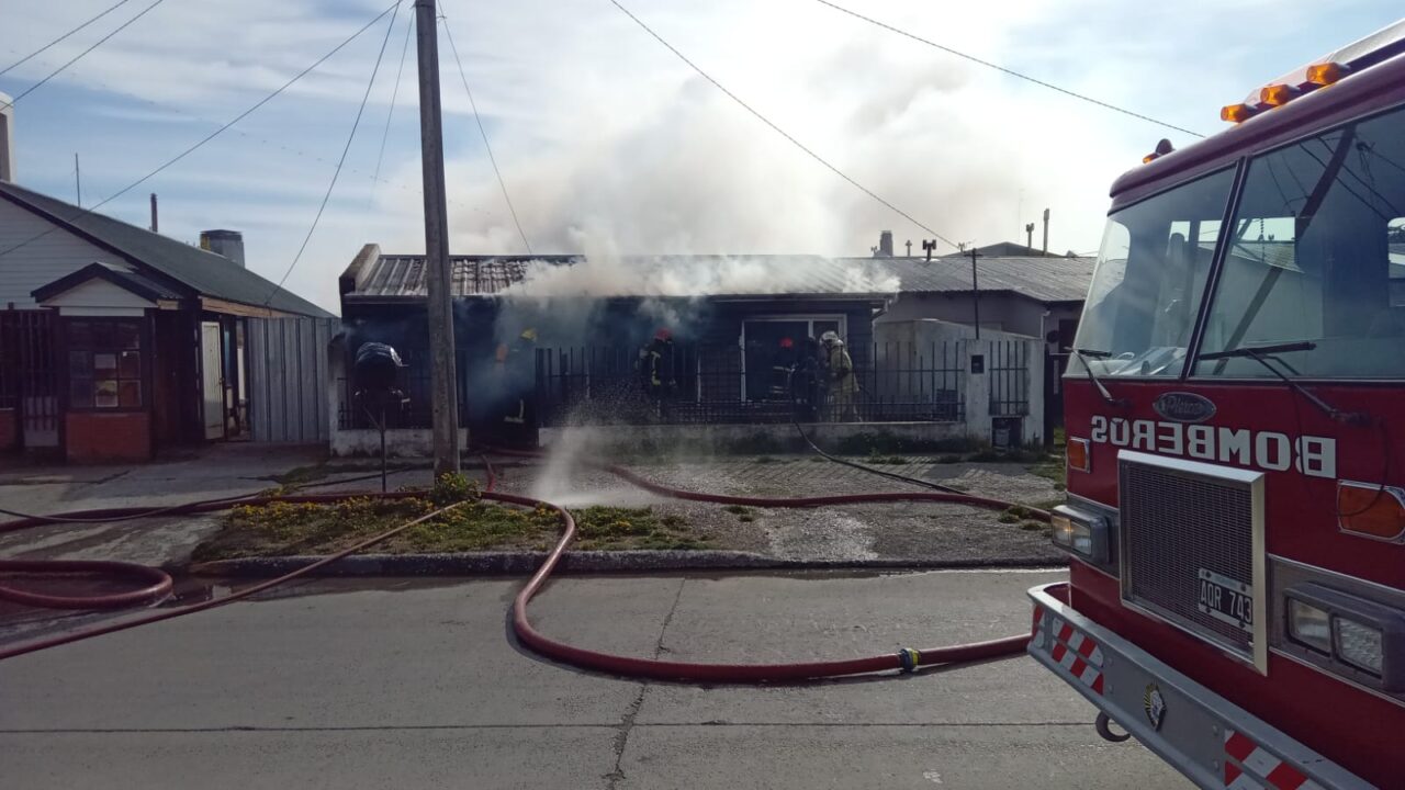 Incendio de gran magnitud en una vivienda de Río Grande