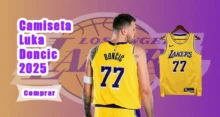 Camiseta NBA amarilla de Luka Doncic estilo Los Angeles Lakers 2025, con el jugador de espaldas luciendo el número 77 y la prenda colgada sobre fondo degradado