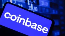 Logo de Coinbase sobre una pantalla azul con gráficos financieros de fondo