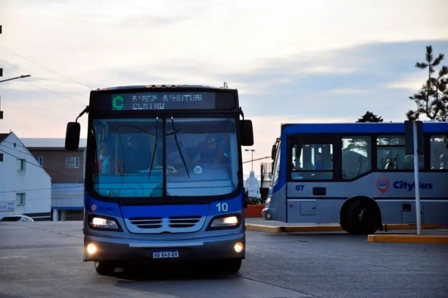 Colectivo urbano de CityBus en Río Grande circulando con el nuevo servicio de internet satelital gratuito para los pasajeros