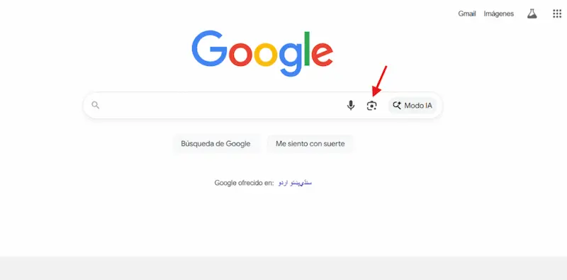 Página de inicio de Google con el icono de Google Lens resaltado para escanear códigos QR desde el navegador.