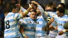 Jugadores de Los Pumas se abrazan celebrando la victoria ante Escocia en Murrayfield tras una remontada histórica
