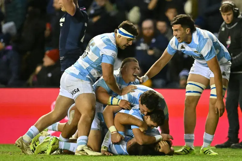 Jugadores de Los Pumas se lanzan sobre un compañero tras apoyar un try en la victoria ante Escocia en Murrayfield