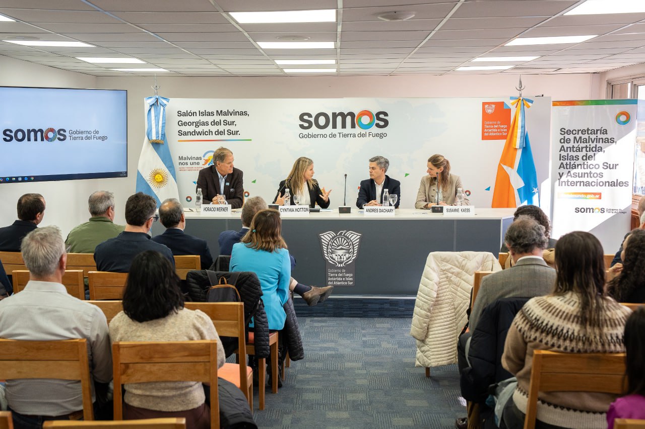 Presentan el libro «La Antártida como modelo para la paz global»