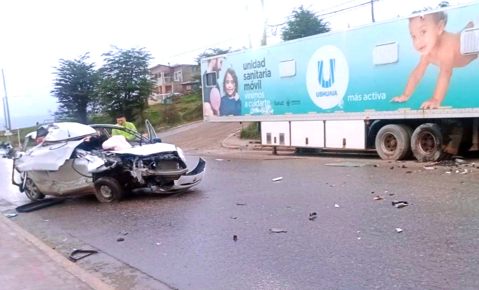 Tremenda colisión en Ushuaia: estrelló su auto contra un tráiler municipal