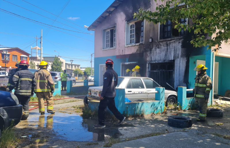 El fuego afectó una vivienda con taller mecánico en barrio Perón