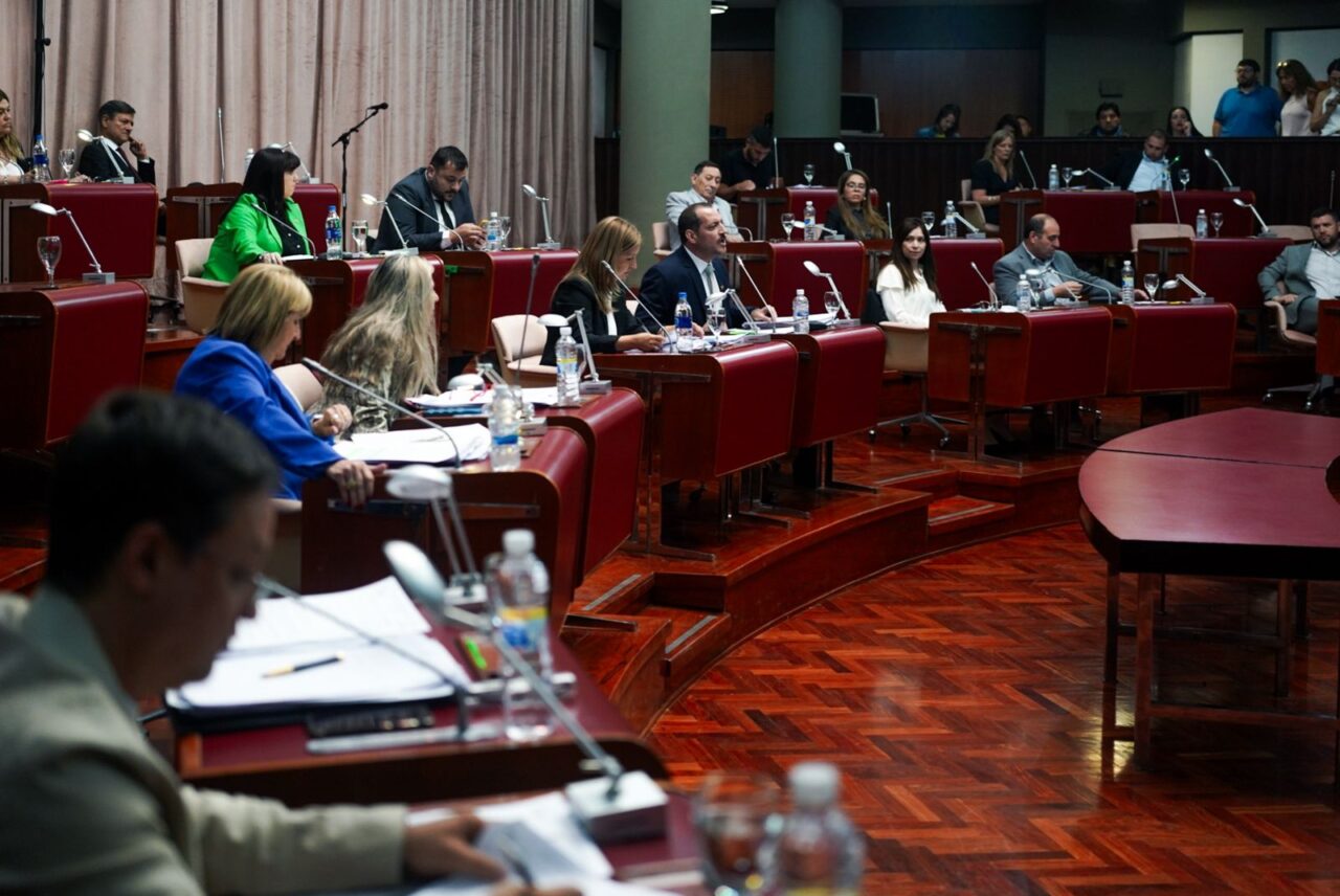 Chubut propone retiros y licencias al 60% para achicar el gasto en sueldos