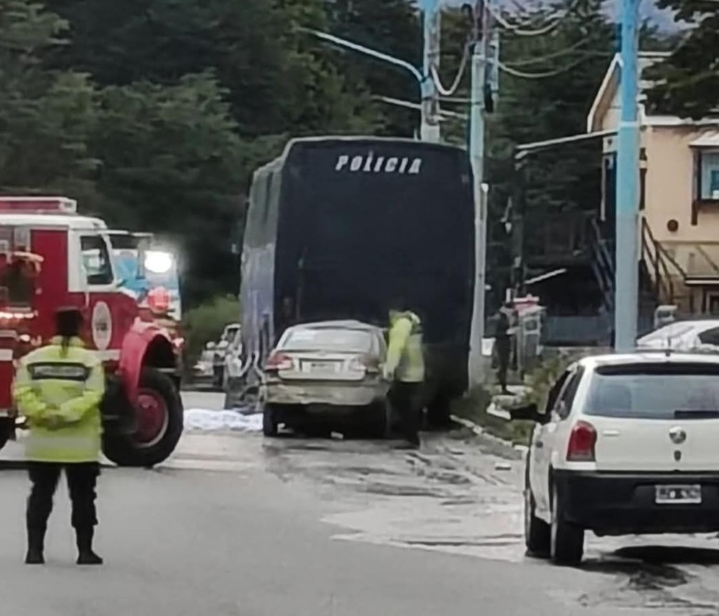Un conductor murió tras un choque contra un colectivo estacionado en Ushuaia