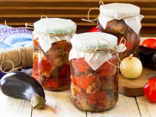 Una mujer murió tras consumir conservas caseras y activan investigación por botulismo