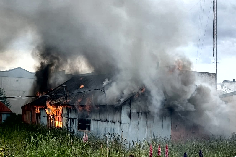 Prendieron fuego un galpón abandonado en el centro de Ushuaia