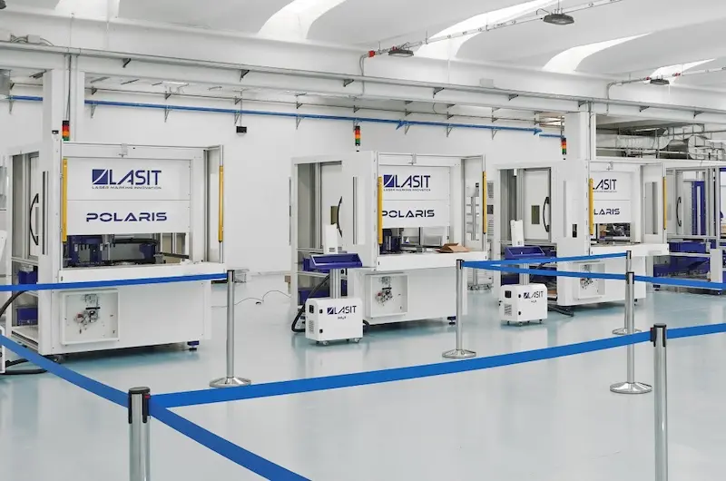 Estaciones de marcado láser LASIT Polaris en un entorno industrial para trazabilidad de piezas