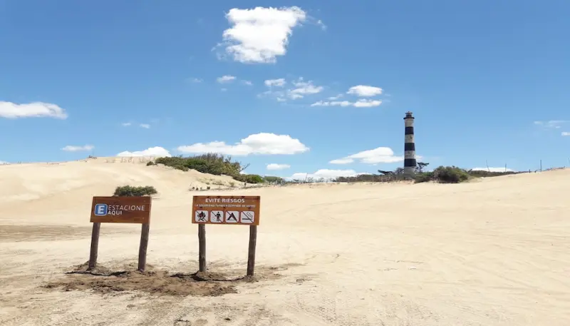 Dunas de la Reserva Natural Faro Querandí con el faro al fondo, cerca de Villa Gesell