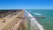 Vista aérea de la playa de Villa Gesell con el muelle y la costa atlántica en un día de verano