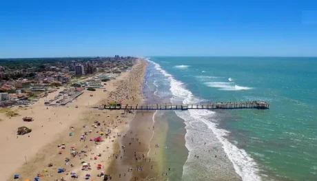 Vista aérea de la playa de Villa Gesell con el muelle y la costa atlántica en un día de verano