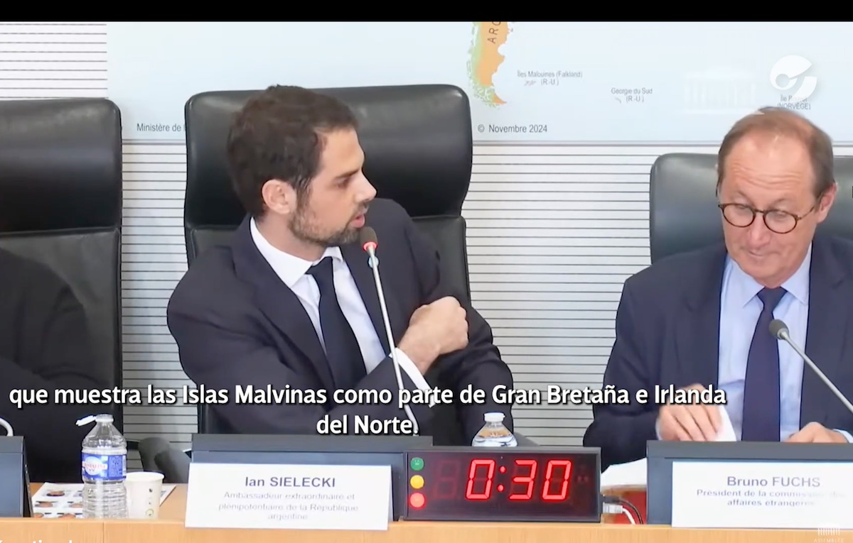 Embajador exige tapar mapa de Malvinas en el Parlamento francés