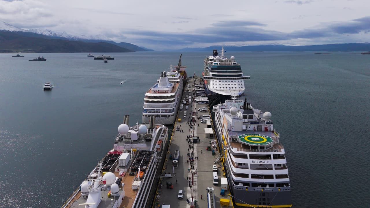 Pasó el Celebrity Equinox, uno de los cruceros más grandes en la zona