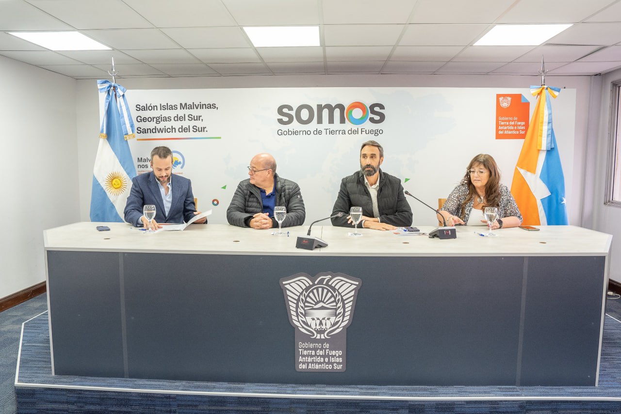 Se firmó la transferencia de los yacimientos de YPF a la provincia