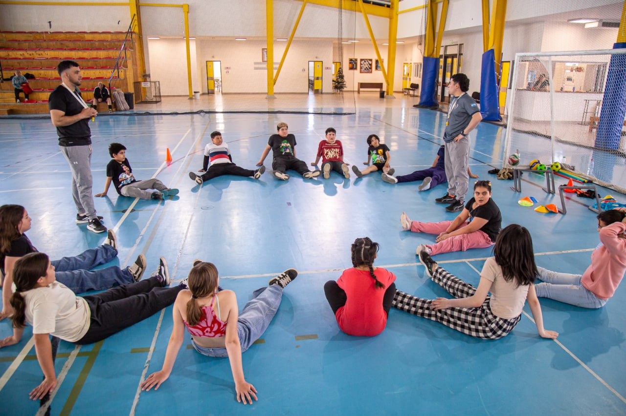 Cientos de personas disfrutan de actividades recreativas y deportivas